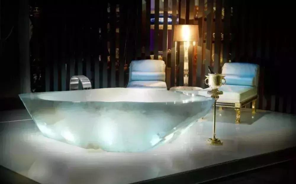 来,我请你洗澡,小编有个“价值10000000的石材浴缸”