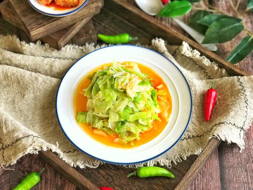 炒白菜，直接下锅是大错！大厨教你一招，白菜鲜嫩脆爽、不出水