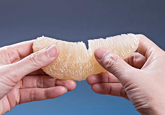 正确的切柚子的巧妙方法,吃柚子的时候怎么切才能保鲜