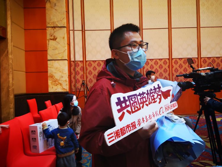 想陪老婆来青岛看海的湖南战疫男护士彭云坤收到“梦想兑换券”