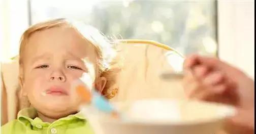 怎么判断喝奶粉有没有过敏,吃了奶粉后吐奶是什么颜色