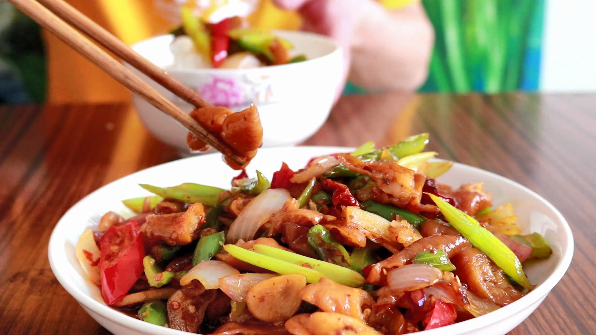 猪大肠要怎么处理才能又脆又好吃,猪大肠的正确清洗方法视频