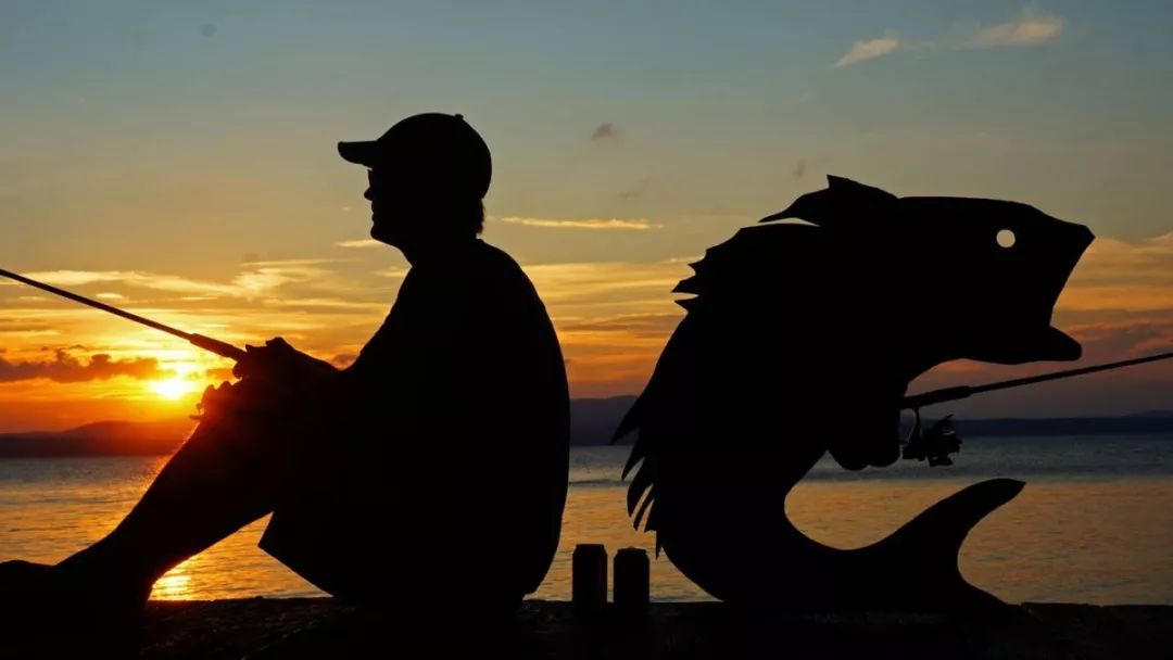 这个男人拍的漫画剪影，小孩看笑了，大人却哭了......