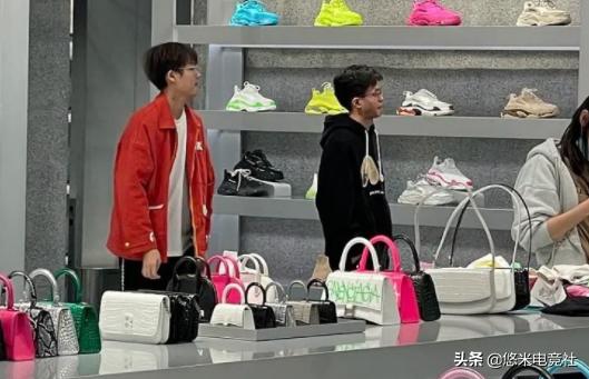 有钱了！网友偶遇乐言与XUN逛街出没高档奢侈品商铺