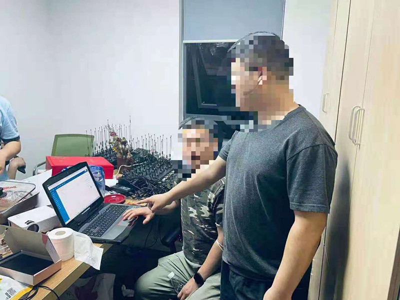 民警破门而入抓捕诈骗团伙,警方一锅端掉8个电信诈骗窝点