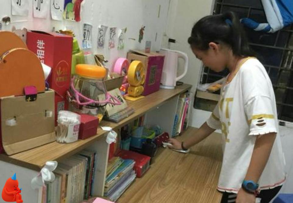 孩子不爱收拾,房间像个大垃圾堆?美国宝妈施奇招,一出手就赢了