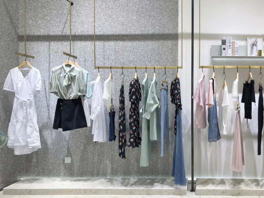 谁说服装店不行了？这个低调的女装却悄悄地开了1200多家店