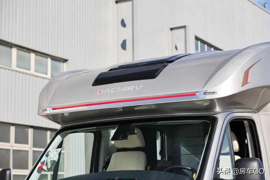 这台房车有5种充电方式，车内电器语音控制，卫生间也是干湿分离