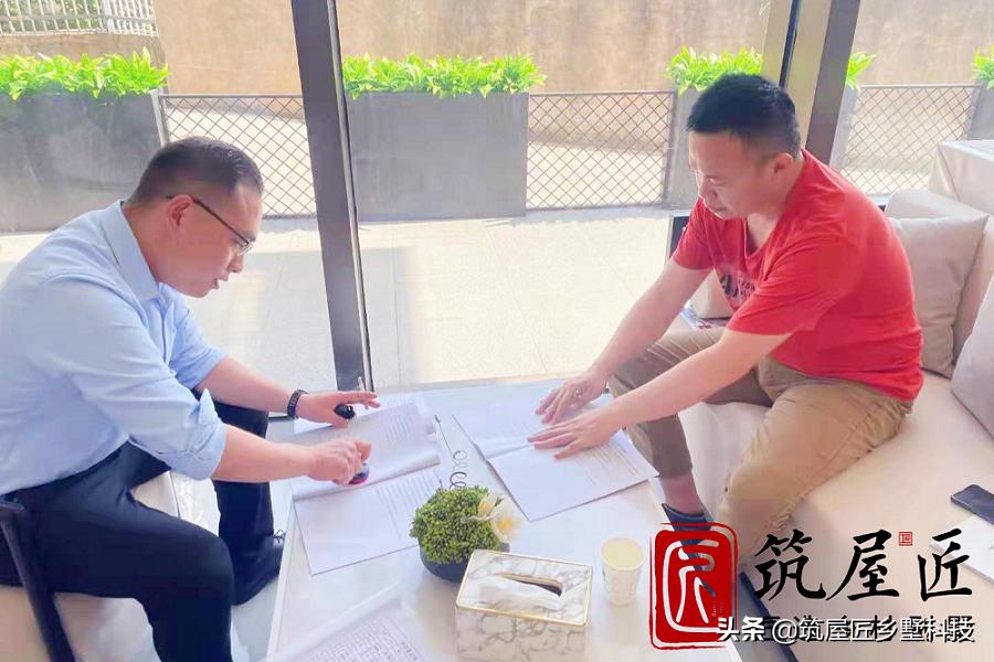 热烈祝贺阳新明总别墅项目喜封金顶