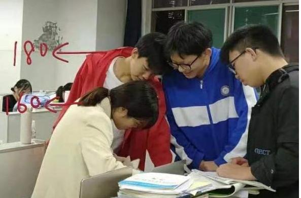 年轻女老师训话00后学生,年轻女教师训00后学生