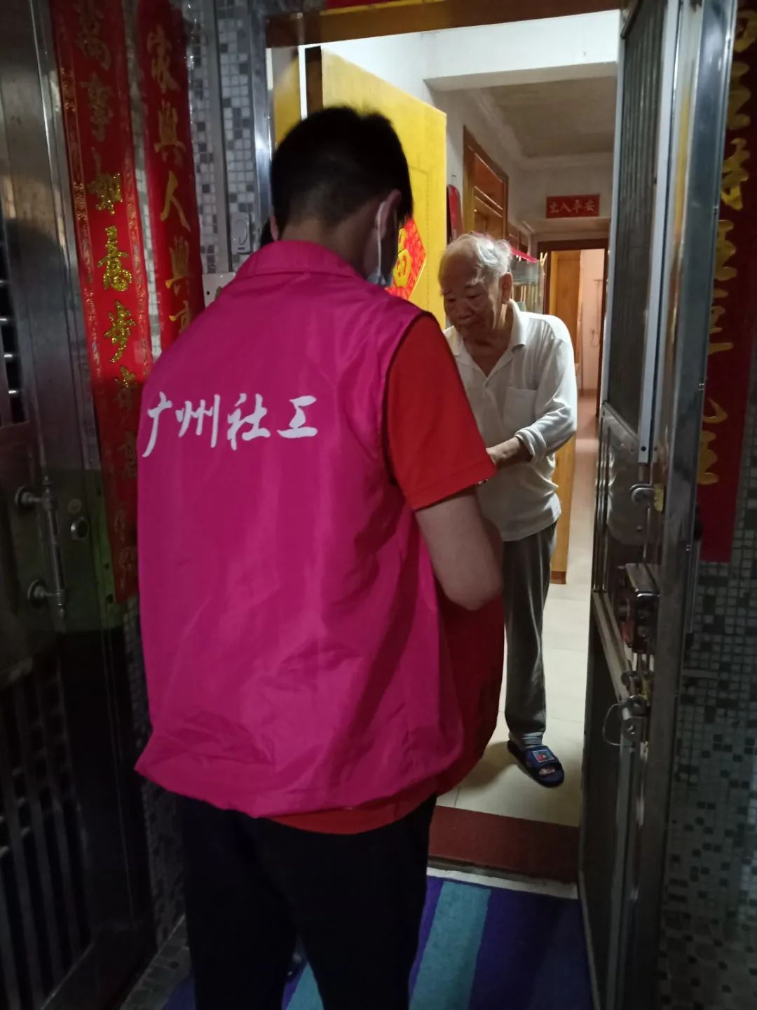 番禺｜桥南街“五社同心联动战疫”，爱心物资送到最需要的群众手中