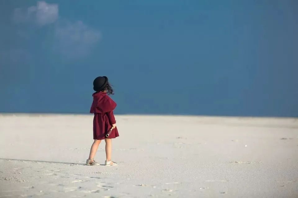 小孩提问电影片段,如何给孩子解释影视剧里的亲嘴