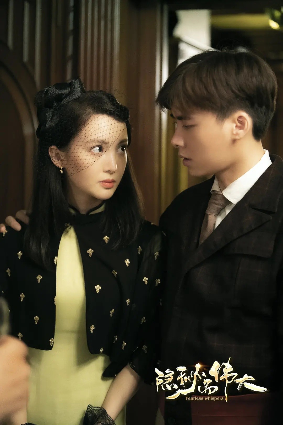 金晨舞蹈生路透,金晨露背公主裙配发型