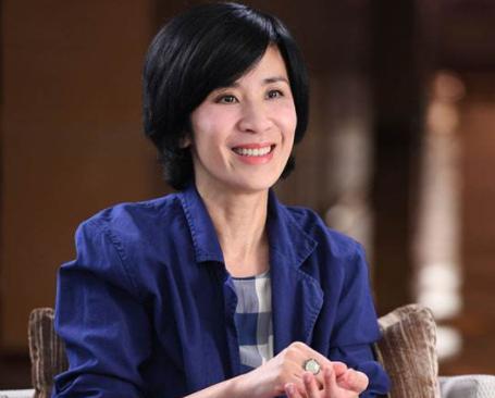 她被父亲嘲斗鸡眼，却因“丑角”一炮而红，曾公开怼周迅是小结巴