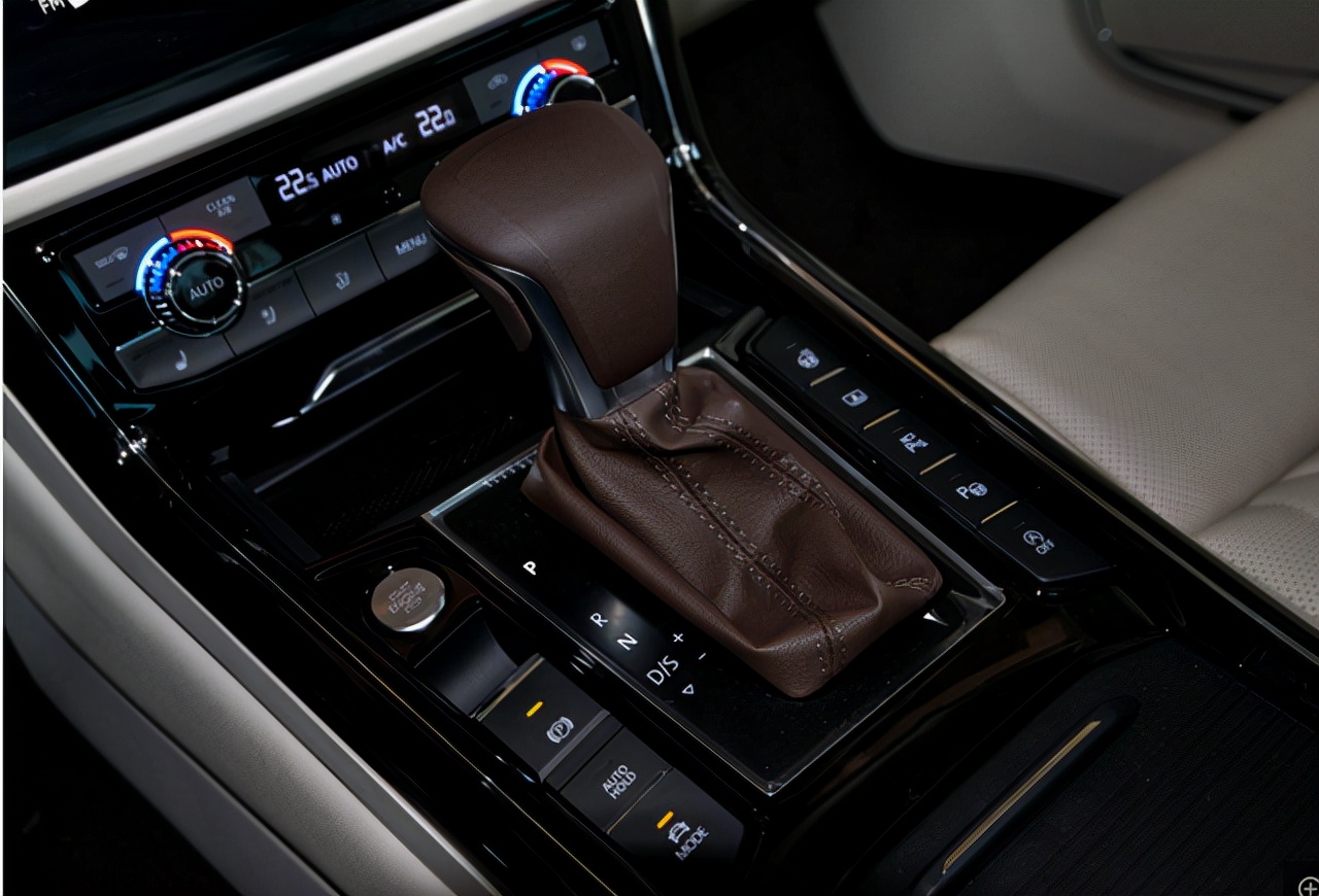 30多万就敢配后排冰箱，有空气悬架与16个音响，大众辉昂你喜欢吗