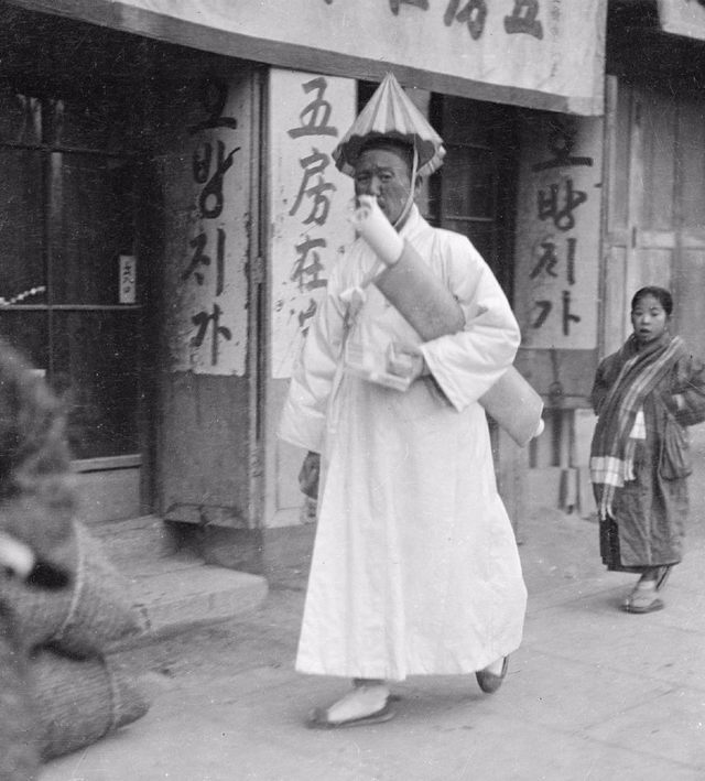 日本统治下的朝鲜老照片：百姓面无喜色，妇女露乳装被取消