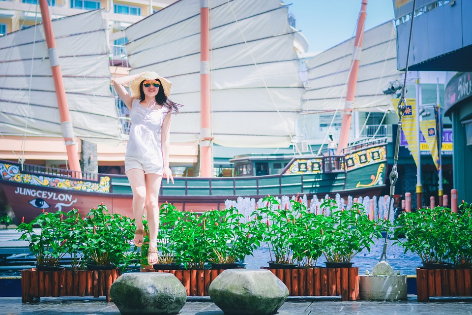 小说：考试卷上，她在上面画了一头猪，帅老师气得浑身发抖