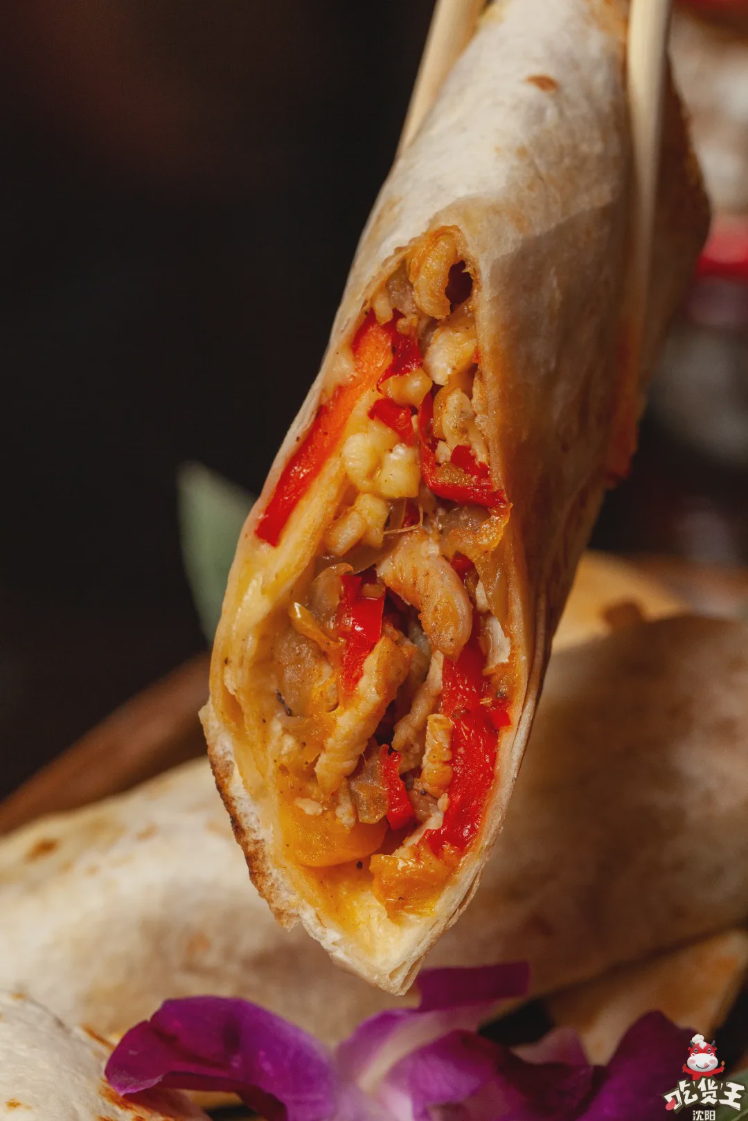 这家藏在居民楼里の「复古酒吧」，居然靠着“人气美食”上位？