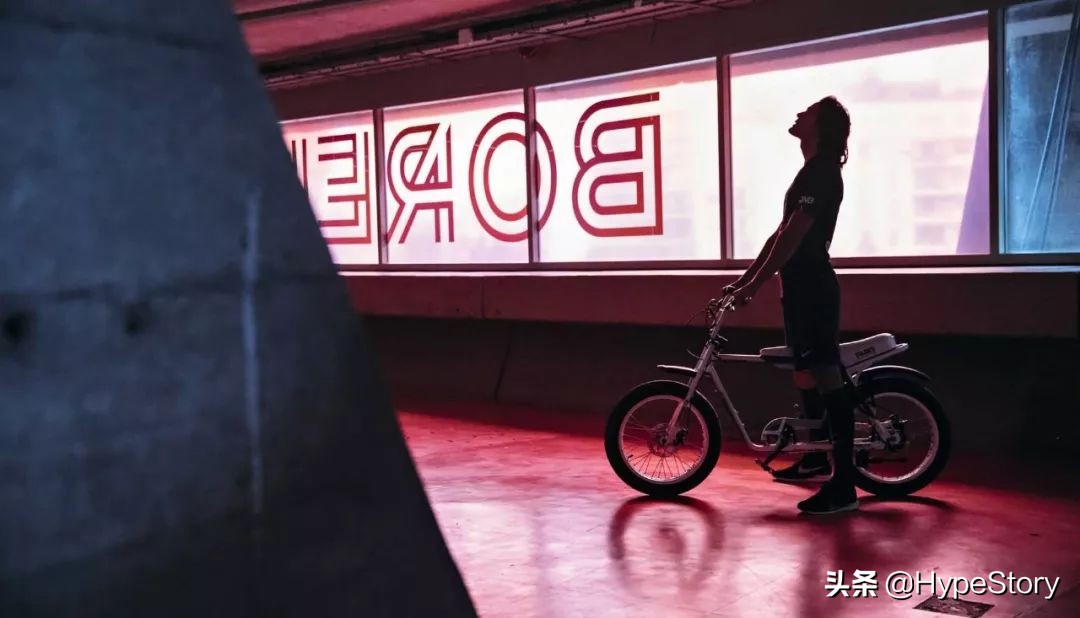 穿牛仔裤踢足球,穿牛仔裤踢球