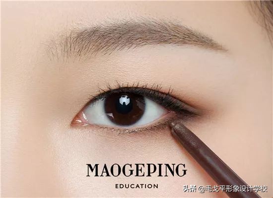 内双化眼妆使眼睛变大有神,眼妆怎样画得好看显得有神内双