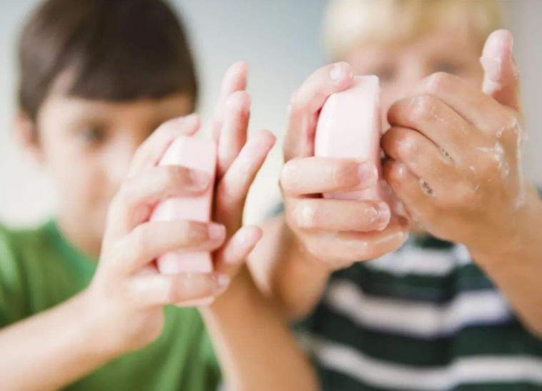 小孩玩502胶意外被粘住,5岁小男孩拿502乱涂