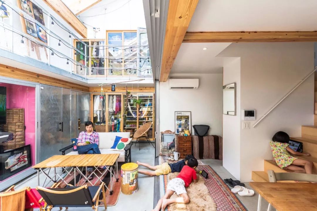 他在市中心建了一座房，38㎡住一家五口，居然没屋顶？