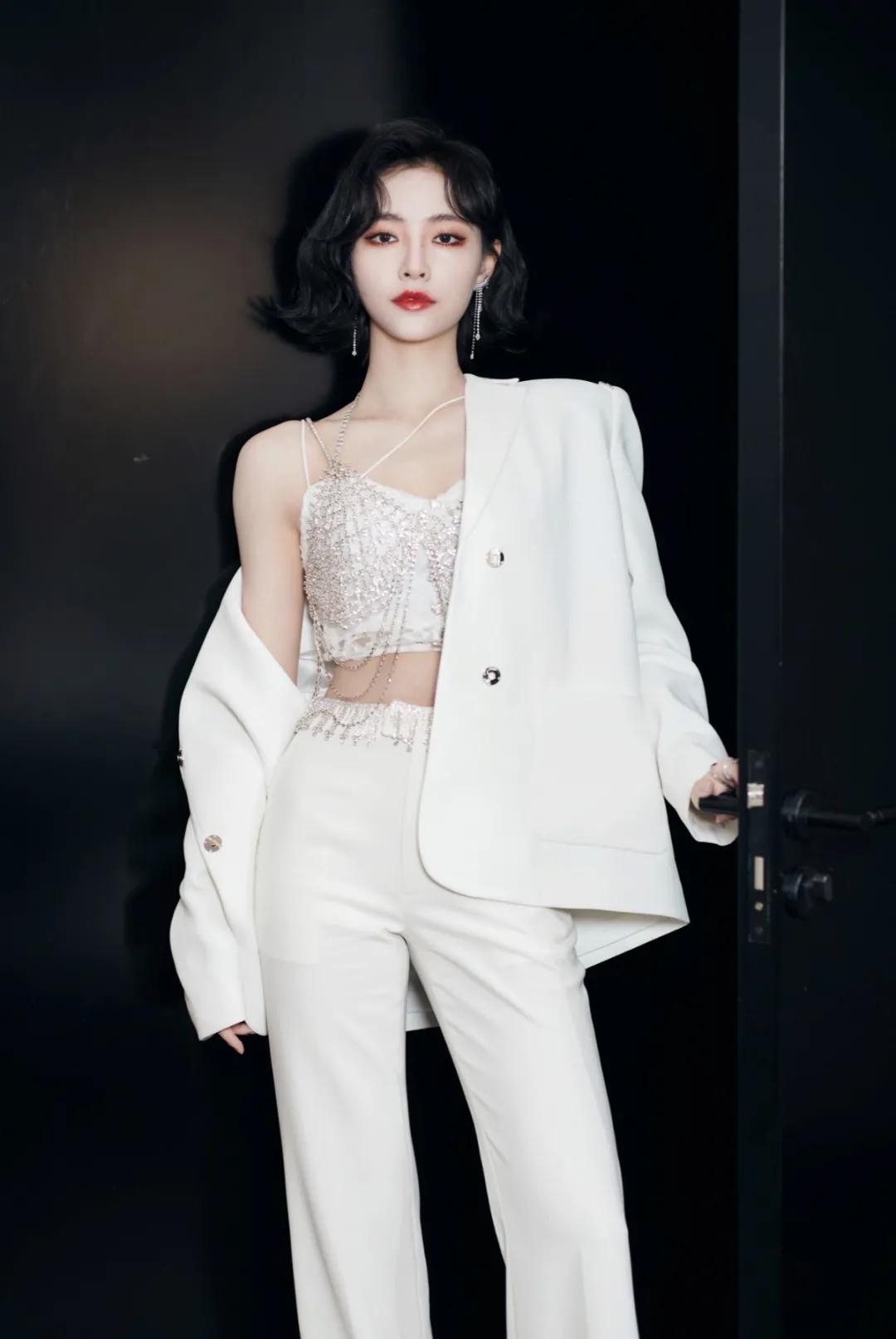 春季西装外套怎么穿出时髦感,西装外套最帅气的搭法春天必穿