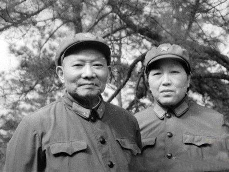 一八路军*长首**重伤被围，开枪自戕未成，伪军低声放话：我想法救你