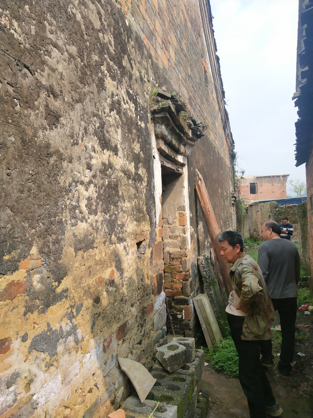 红军战士受伤被人救回家,红军负伤被农民所救