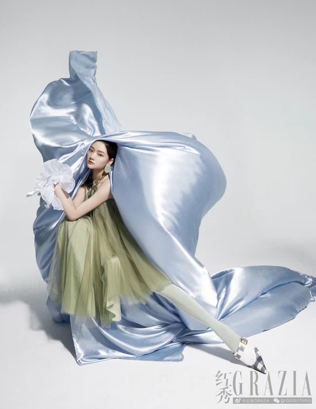 这时尚表现力绝了，任敏黑色上衣搭配粉色长裤，坚毅眼神格外吸睛