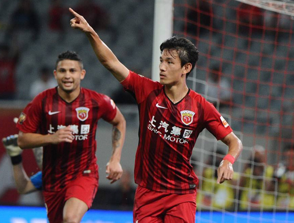 他是上港夺冠功臣,因3次停球失误饱受争议,领国足史上最大罚单