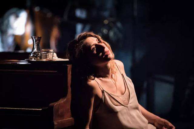 以浪漫自居的巴黎，竟然容不下一代名妓《茶花女》纯真的爱情？