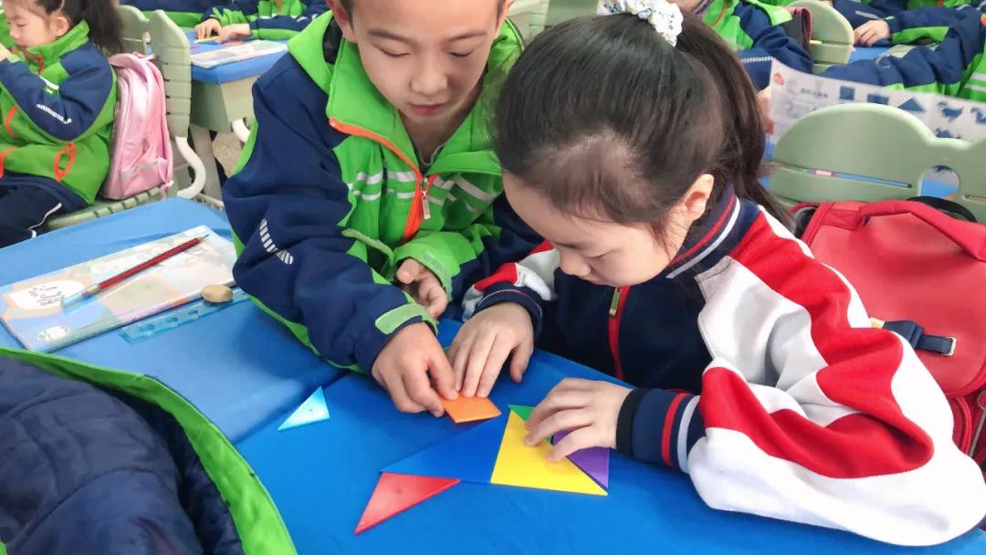 【寓教于乐】敕勒川绿地小学乌兰分校一年级开展​玩转七巧板趣味拼搭活动​