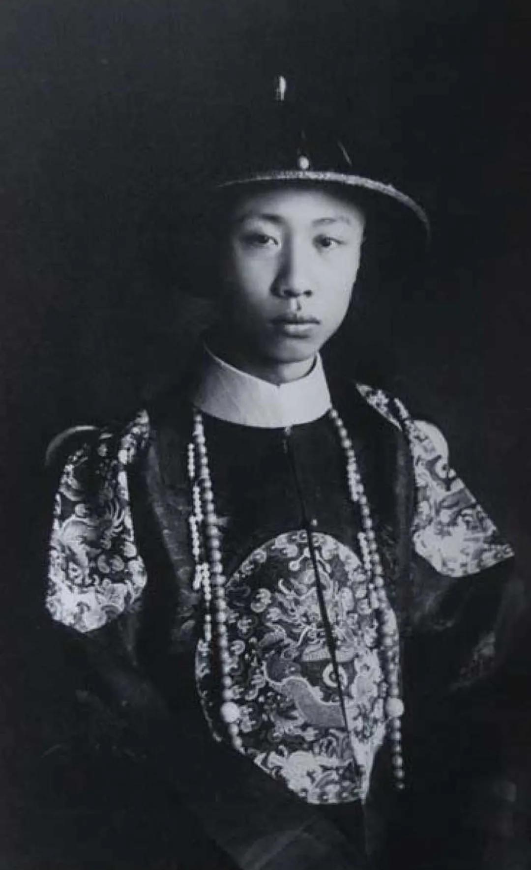 末代皇帝溥仪:丢失大清皇位,选择坐上了那肮脏傀儡的满洲帝位