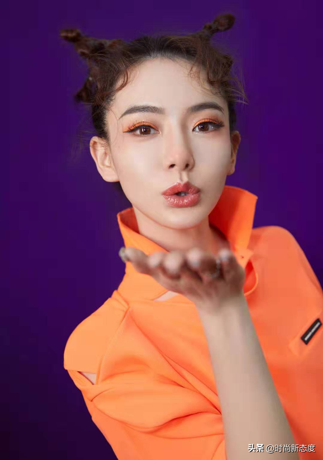 戚薇造型复古卷发教程,戚薇烟熏妆发型