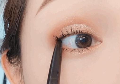 睫毛根部比较硬怎么画眼线,保姆级教程睫毛