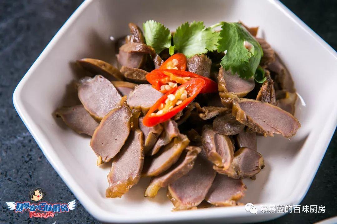 当成都老板爱上沈阳老雪,他开的串串香店锅底都有1瓶大绿棒