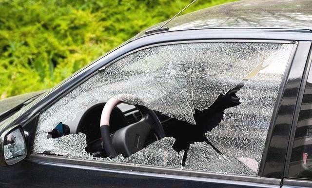 车钥匙不小心锁车里了有小妙招吗,不小心把车钥匙锁在车里怎么办