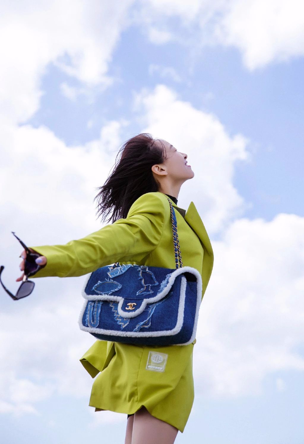 宋茜你为什么还单身？爱尔兰旅行一身芥末绿西装还露腿明媚美好