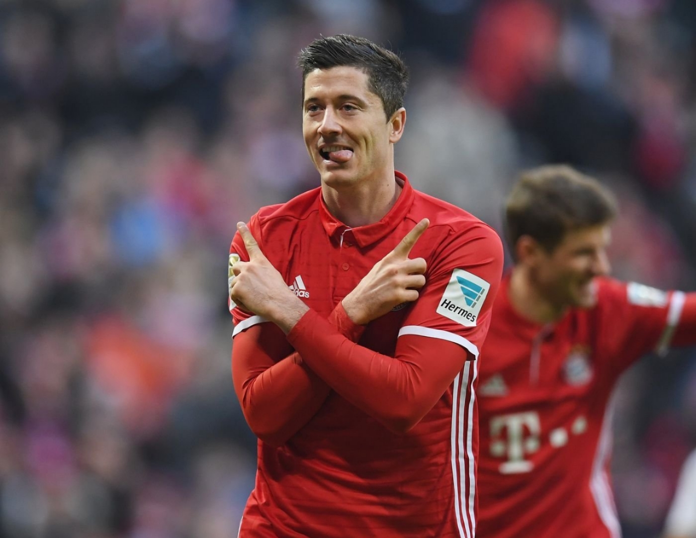 近十年来公认的三大中锋之一，全面解析几乎完美的拜仁神锋莱万