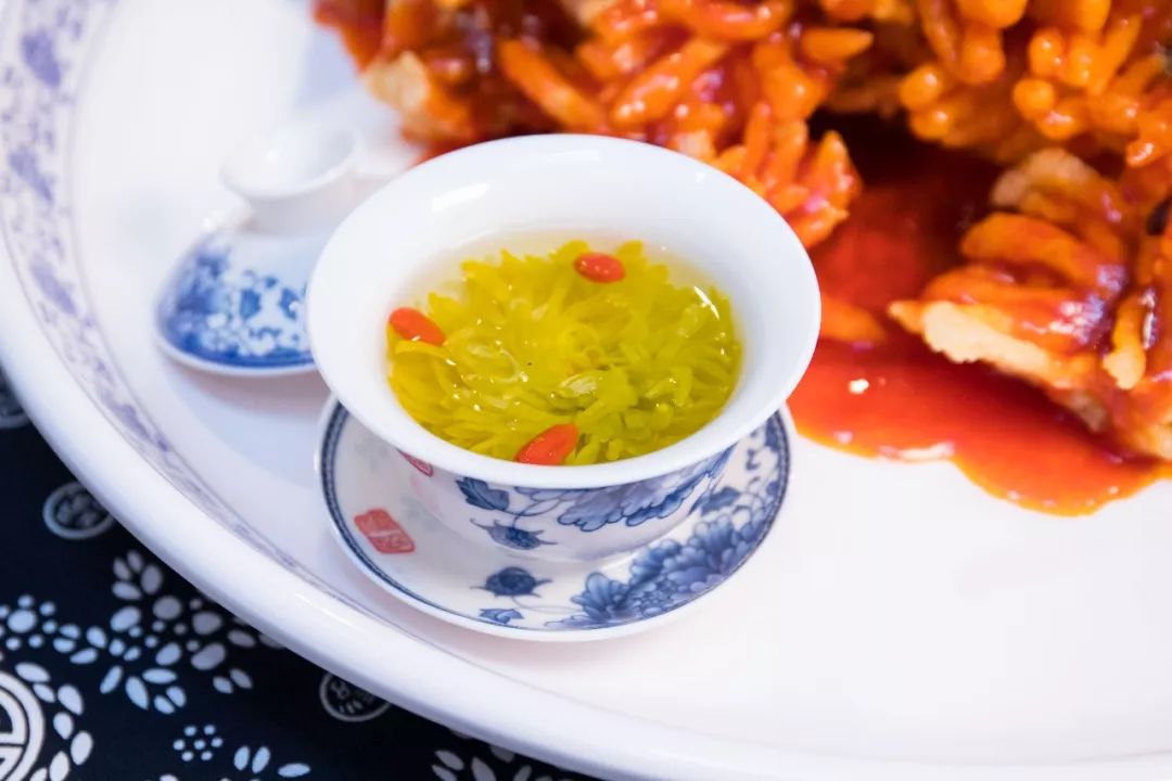 人均60的餐厅带舞台,60人一桌的餐厅