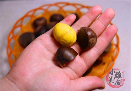 剥生板栗有小窍门一分钟剥一盘,圆板栗怎么剥壳简单方便