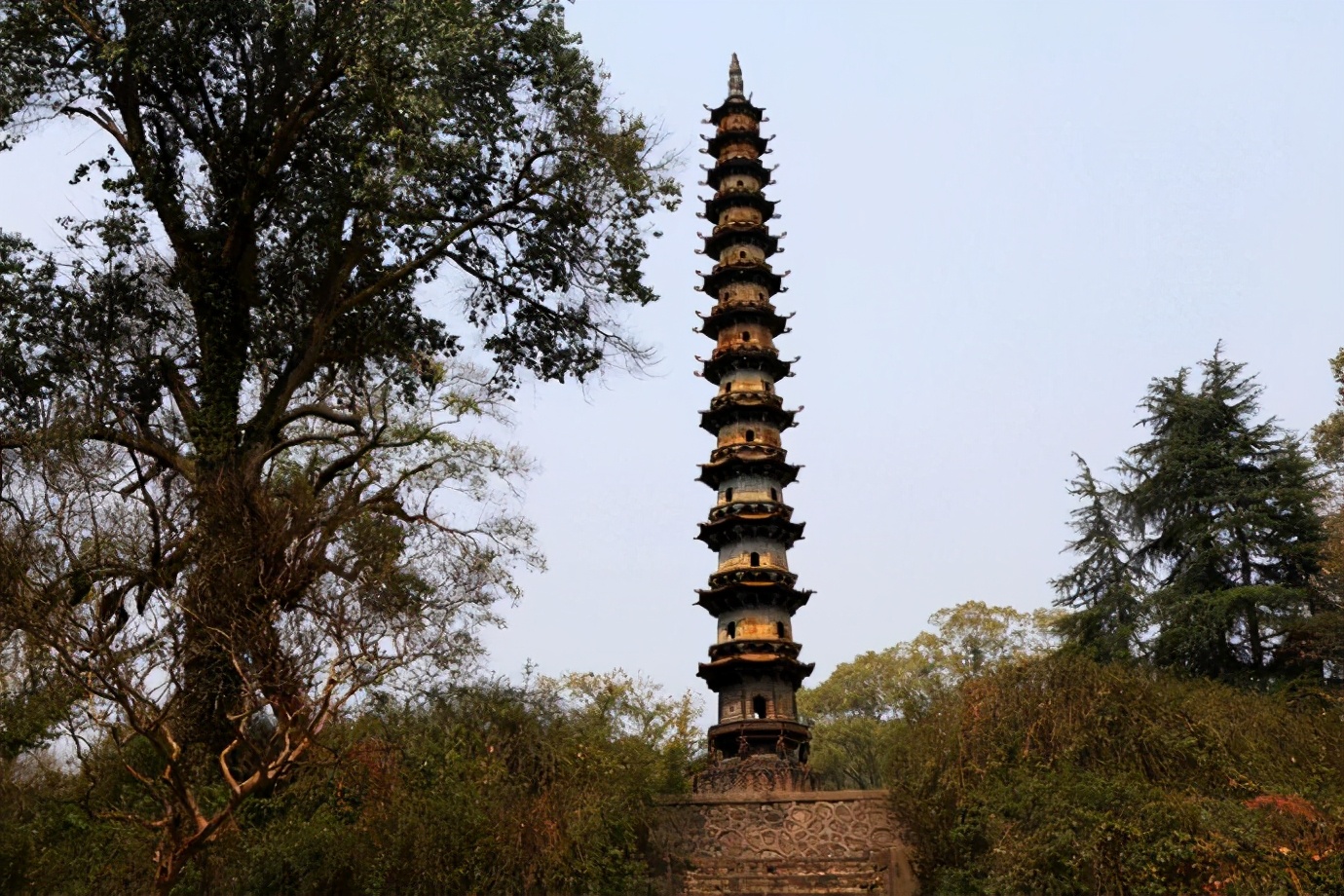 玉泉寺铁塔真实图,玉泉寺铁塔千年不倒之谜是什么