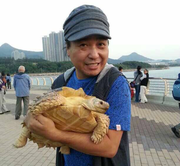 56岁当服务员一天挣300元,56岁香港男明星