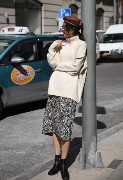 毛衣下摆宽松搭配什么裙子,大毛衣加半裙的搭配洋气好看