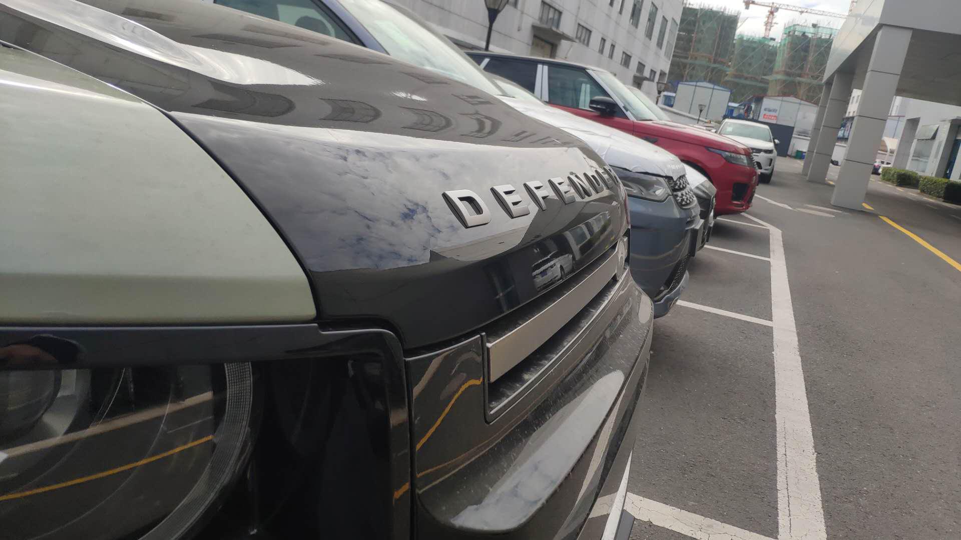 静态体验路虎卫士，外观内饰都气派，但后排空间真不大