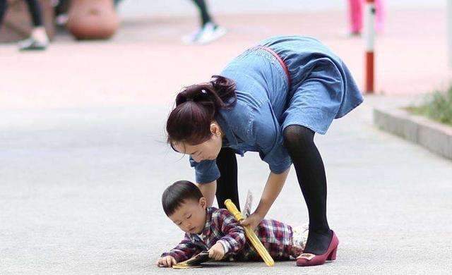 宝宝跌倒该怎么做,宝宝意外受伤正确处理方法
