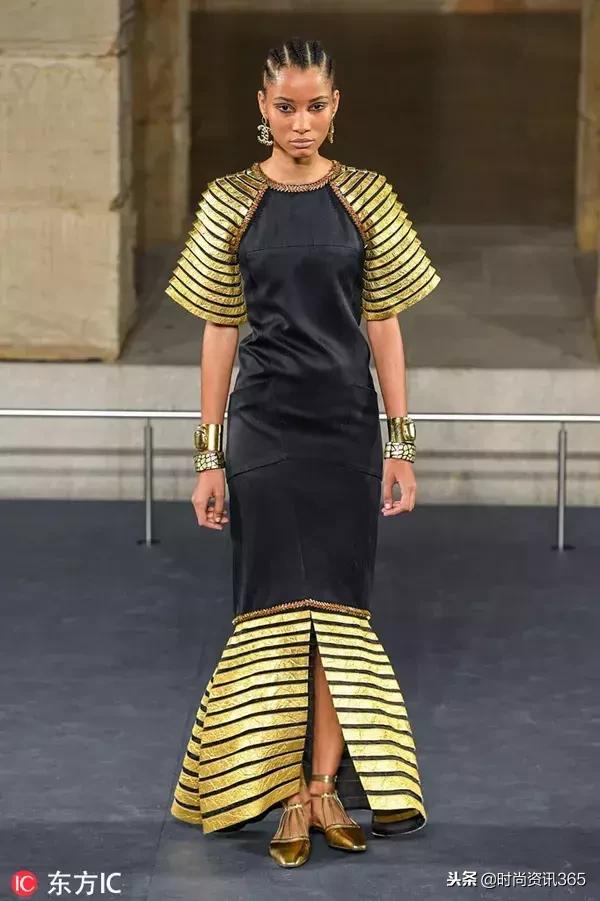 “埃及风”也刮到了时尚圈？CHANEL用金丝银线为你解答！