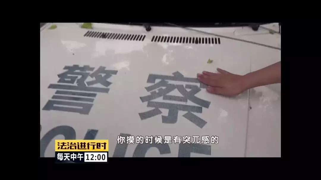 男子户外cos被抓,一男子cosplay警察