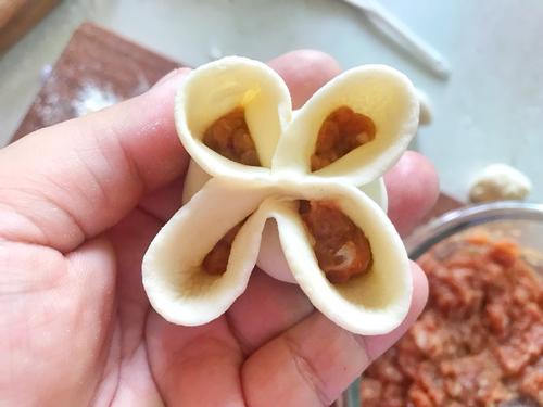 初学包月牙饺子的手法教程,漂亮饺子视频教程